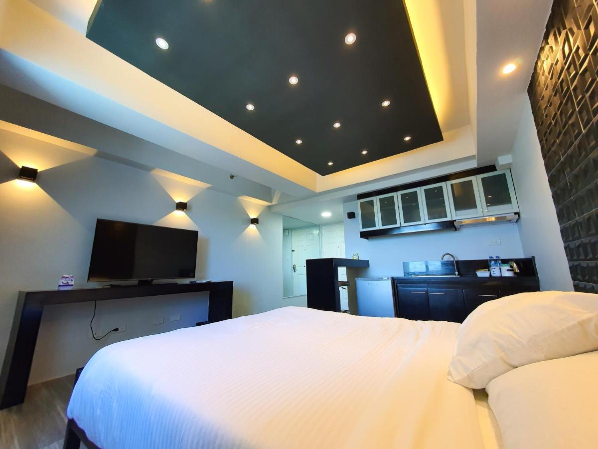 Burgundy McKinley Place Condotel near OKADA MANILA Exterior foto