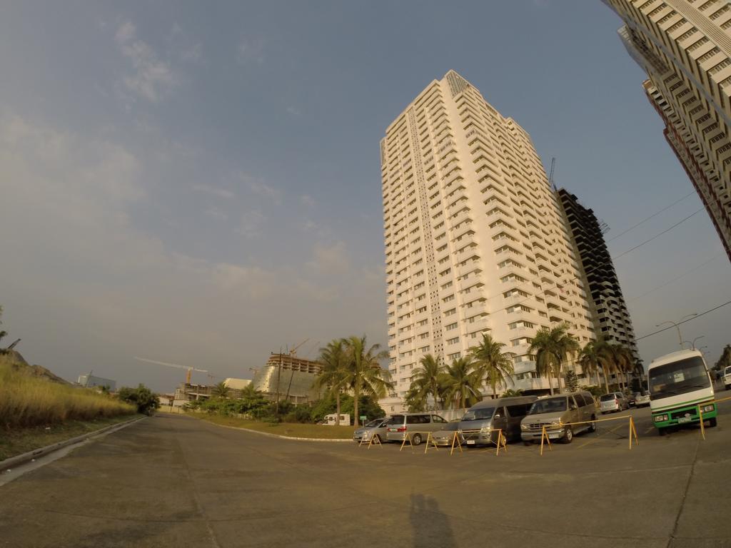 Burgundy McKinley Place Condotel near OKADA MANILA Exterior foto
