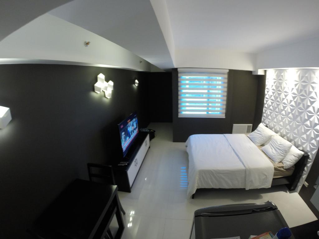 Burgundy McKinley Place Condotel near OKADA MANILA Exterior foto