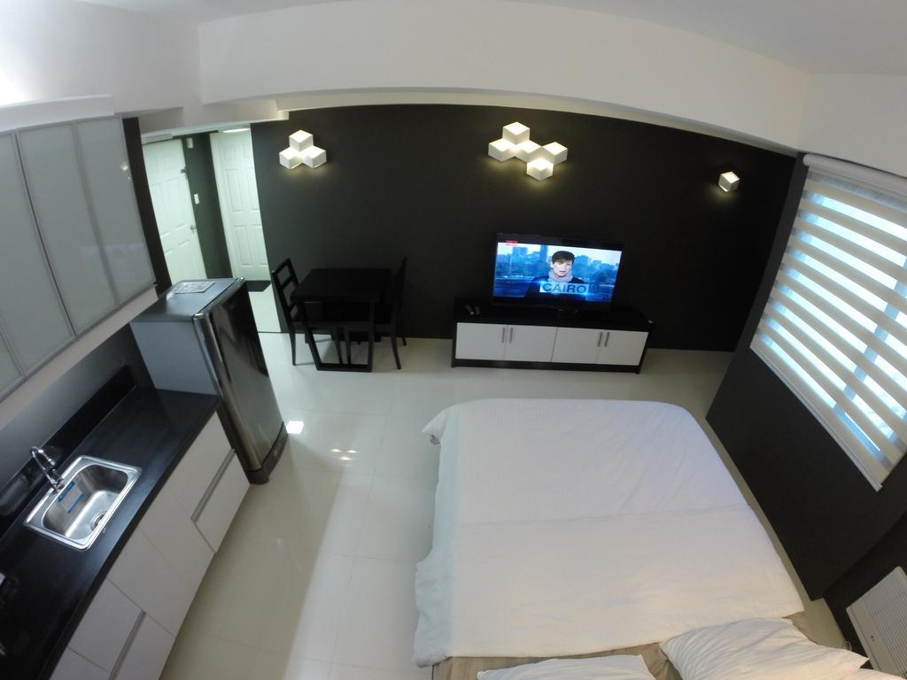 Burgundy McKinley Place Condotel near OKADA MANILA Exterior foto