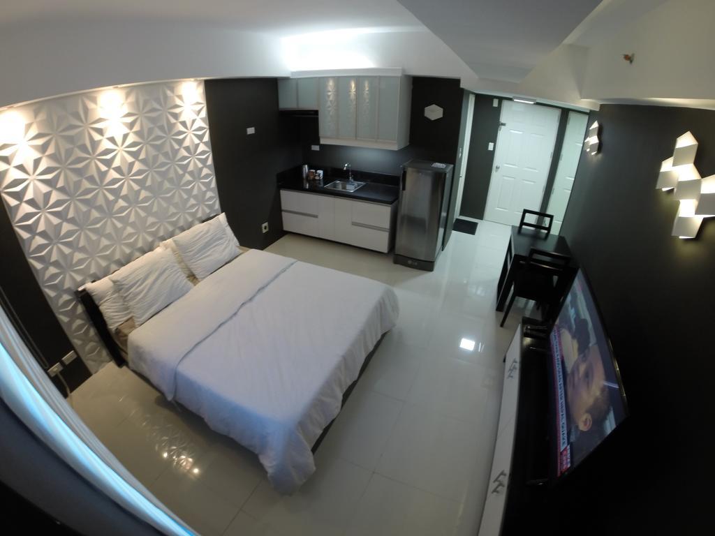 Burgundy McKinley Place Condotel near OKADA MANILA Exterior foto