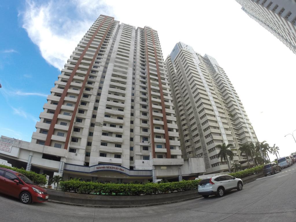 Burgundy McKinley Place Condotel near OKADA MANILA Exterior foto