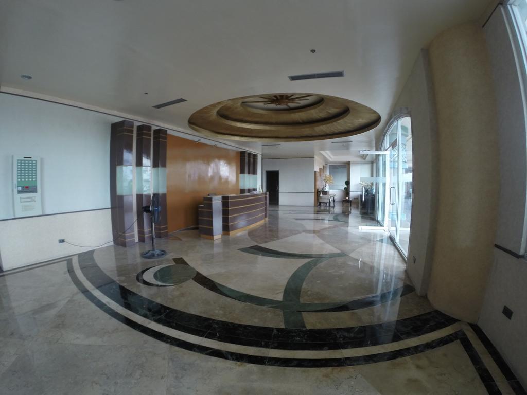 Burgundy McKinley Place Condotel near OKADA MANILA Exterior foto