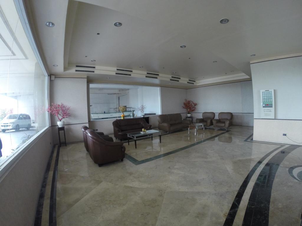 Burgundy McKinley Place Condotel near OKADA MANILA Exterior foto