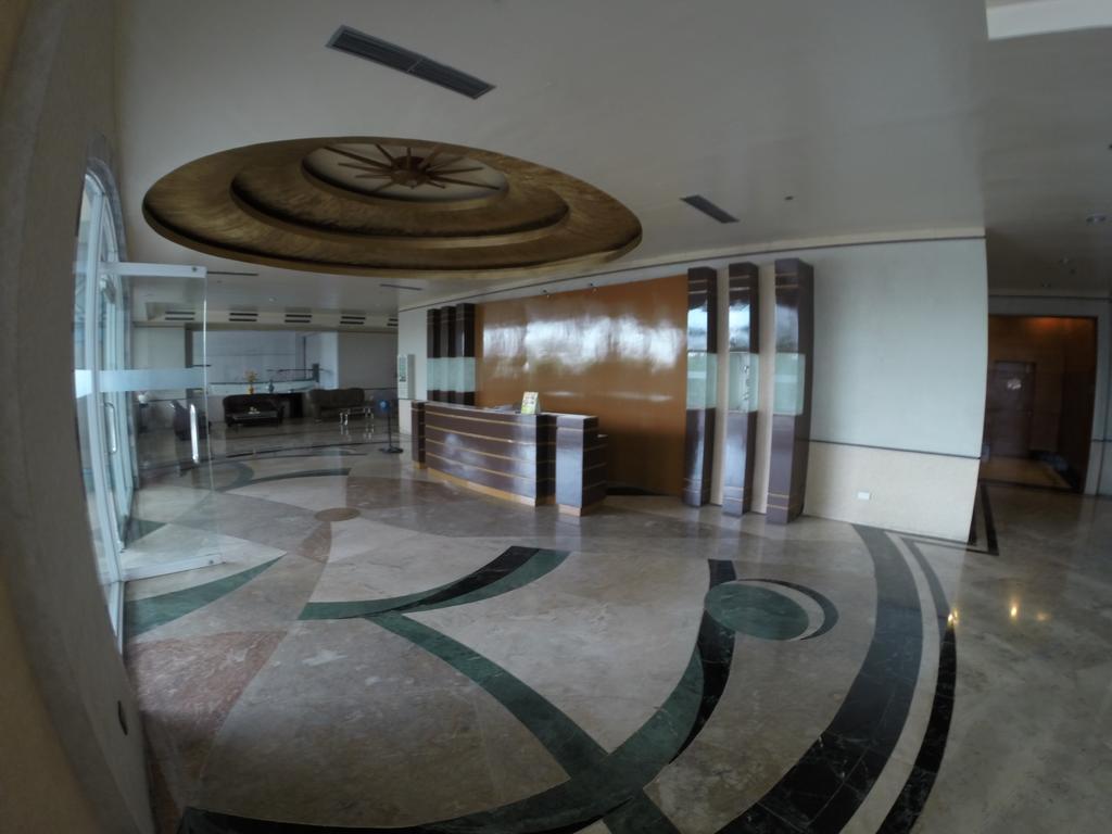 Burgundy McKinley Place Condotel near OKADA MANILA Exterior foto