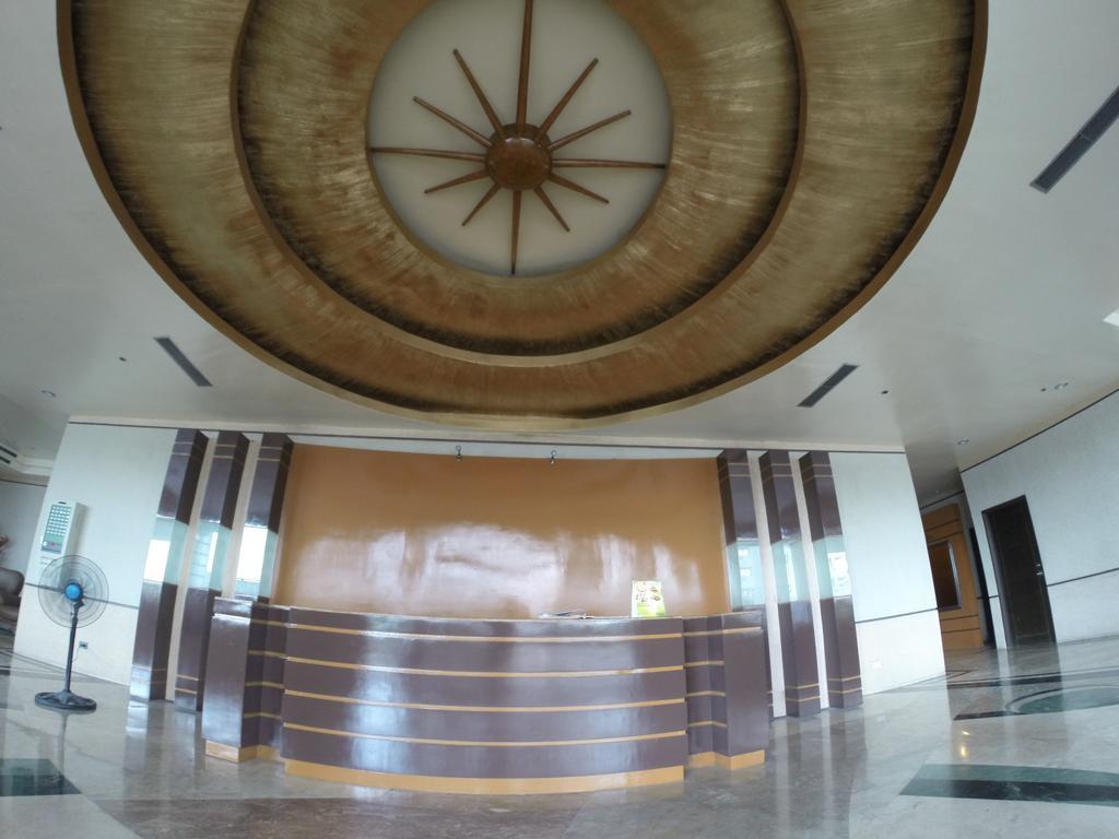 Burgundy McKinley Place Condotel near OKADA MANILA Exterior foto